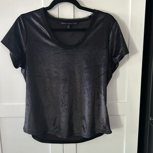 Black short sleeve tshirt.